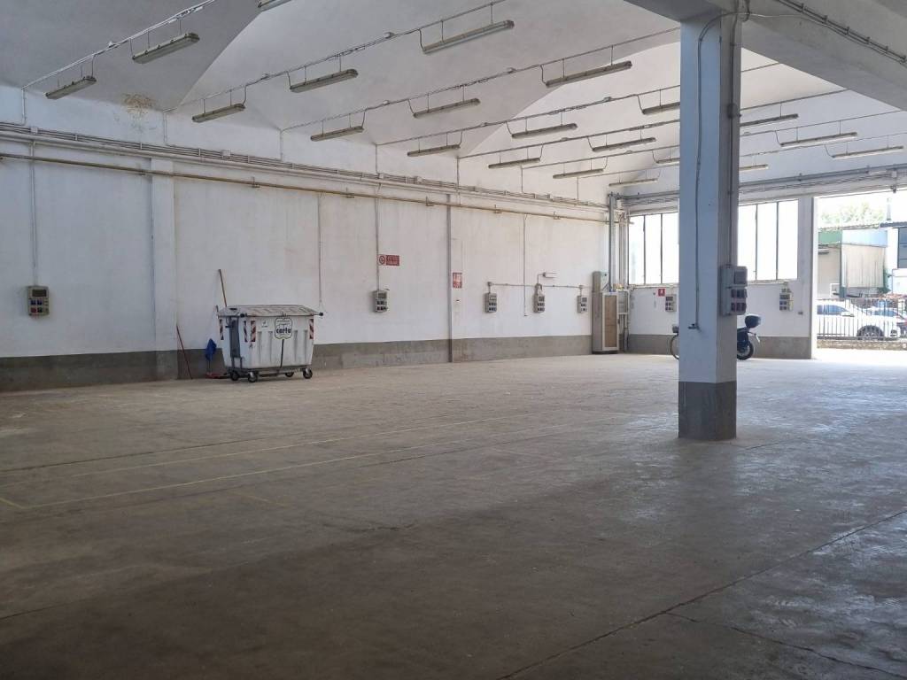 locale commerciale in vendita a Lodi in zona Torretta