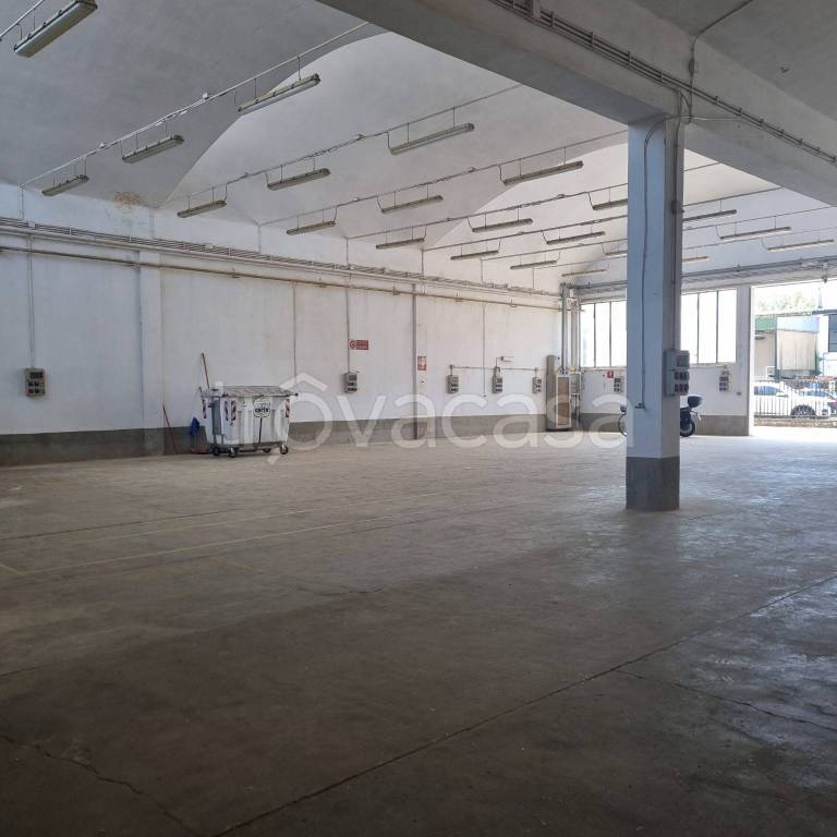 locale commerciale in vendita a Lodi in zona Torretta