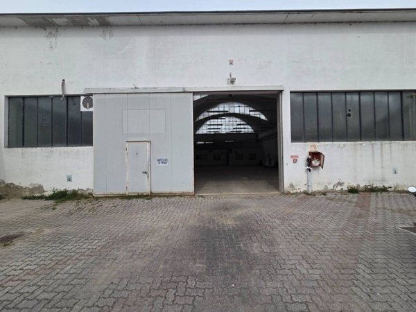 locale commerciale in vendita a Lodi in zona Torretta