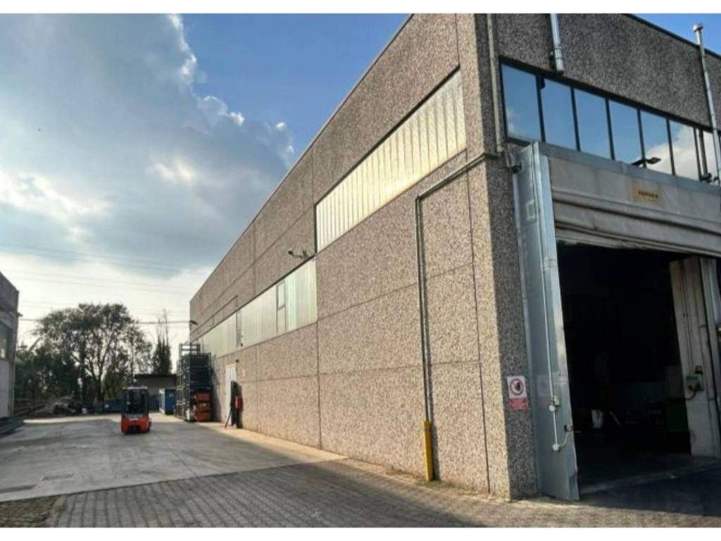 locale commerciale in vendita a Lodi in zona Martinetta