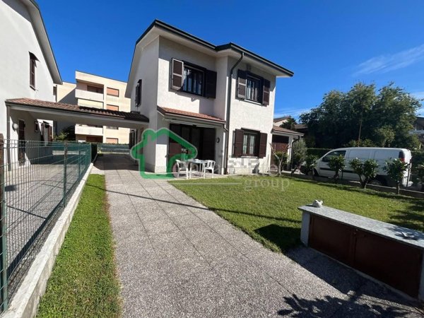 casa indipendente in vendita a Lodi in zona Martinetta