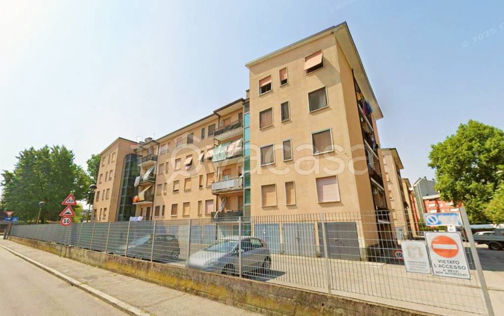 appartamento in vendita a Lodi in zona Fanfani