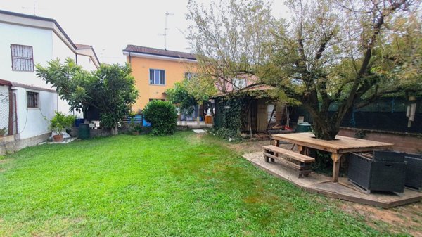 casa indipendente in vendita a Lodi in zona San Fereolo
