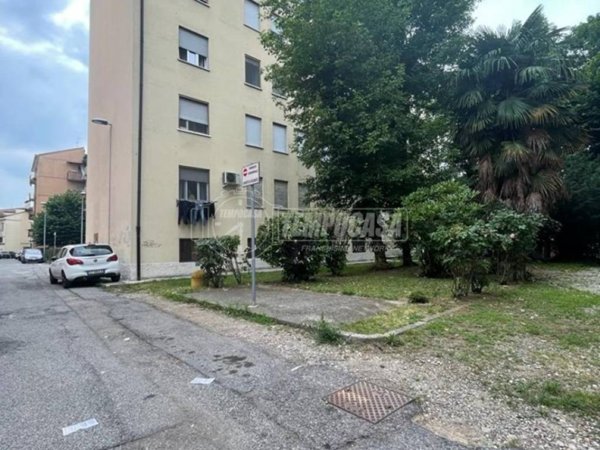 appartamento in vendita a Lodi in zona San Fereolo