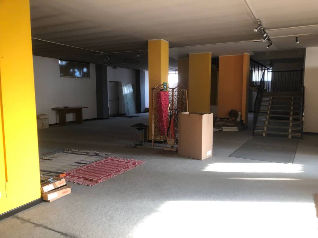 locale commerciale in vendita a Lodi in zona Fanfani