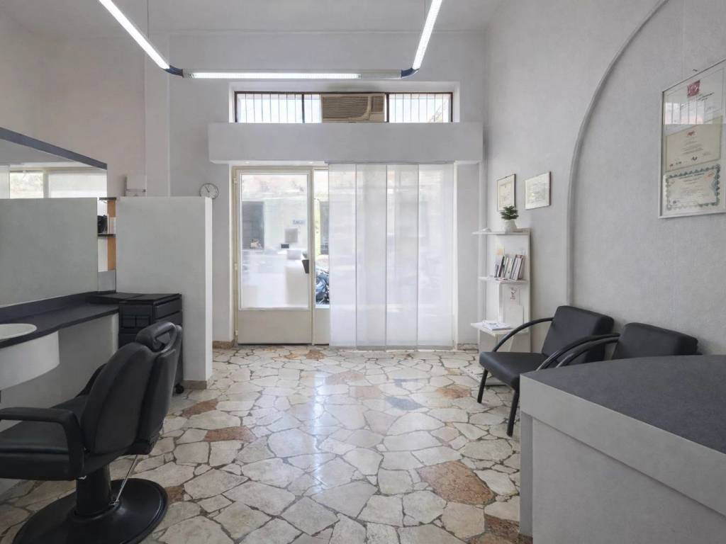 negozio in vendita a Lodi in zona Città Bassa