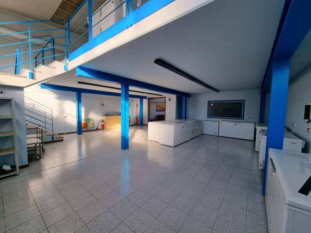 locale commerciale in vendita a Lodi in zona Città Bassa