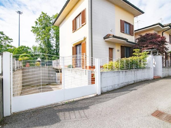 casa indipendente in vendita a Lodi in zona Fanfani