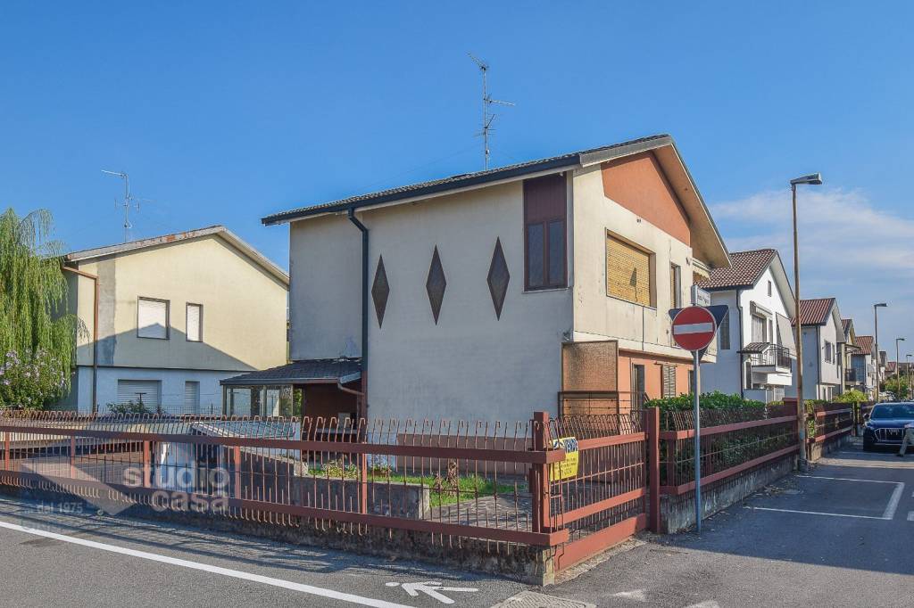 casa indipendente in vendita a Lodi in zona San Bernardo
