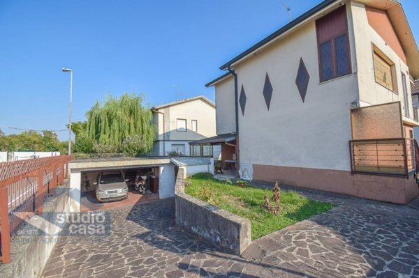 casa indipendente in vendita a Lodi in zona San Bernardo