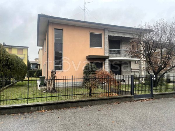 casa indipendente in vendita a Lodi in zona San Bernardo