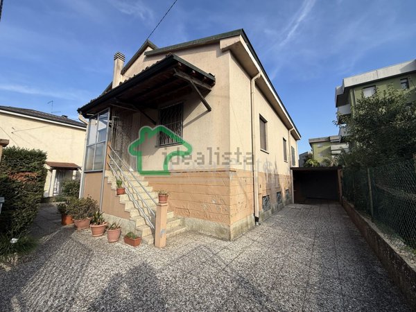 casa indipendente in vendita a Lodi in zona Piazza Albarola