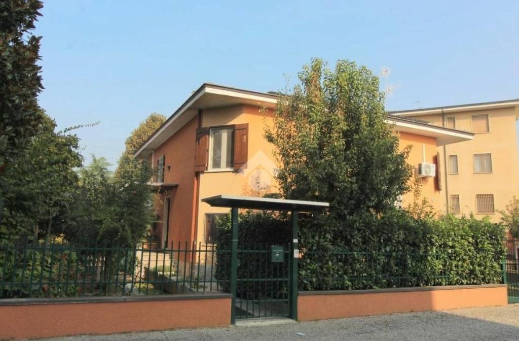 casa indipendente in vendita a Lodi in zona San Bernardo
