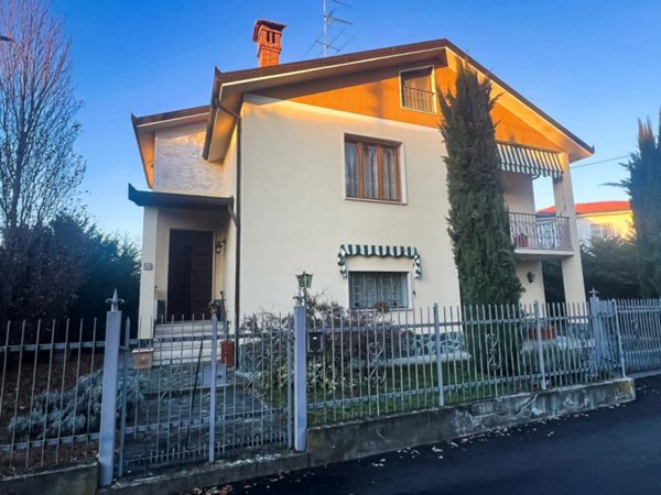 casa indipendente in vendita a Pasturana