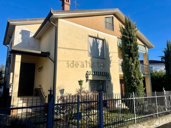 casa indipendente in vendita a Pasturana