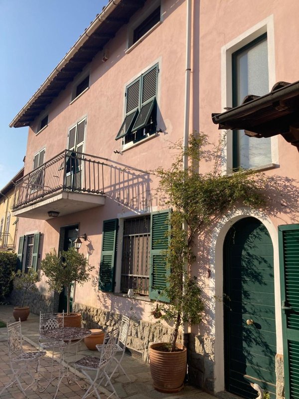 casa indipendente in vendita a Pasturana