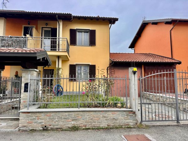 casa indipendente in vendita a Pasturana