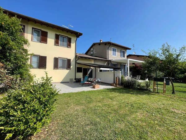 casa indipendente in vendita a Mairago in zona Basiasco