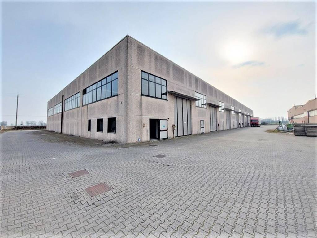 locale commerciale in vendita a Maleo