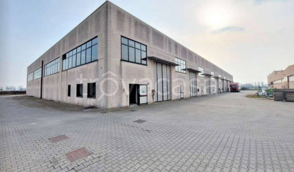 locale commerciale in vendita a Maleo