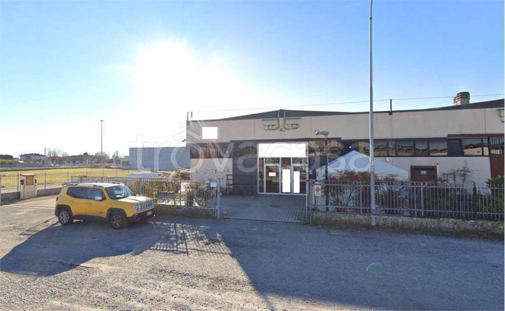 locale commerciale in vendita a Maleo