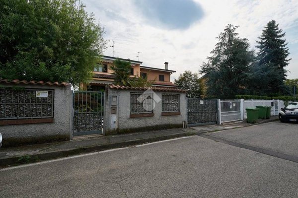 casa indipendente in vendita a Mulazzano in zona Quartiano