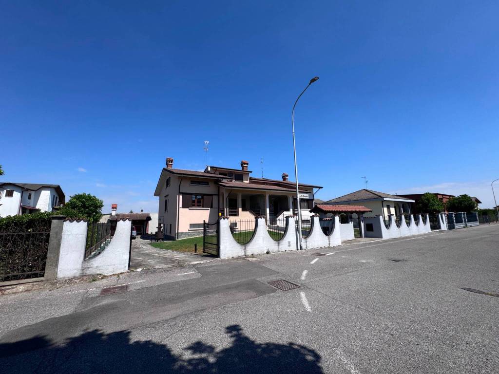 casa indipendente in vendita ad Orio Litta