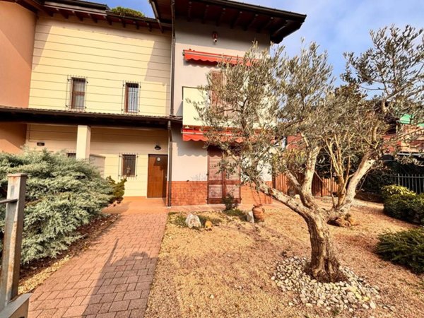 casa indipendente in vendita ad Ospedaletto Lodigiano