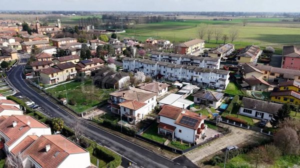 casa indipendente in vendita ad Ossago Lodigiano