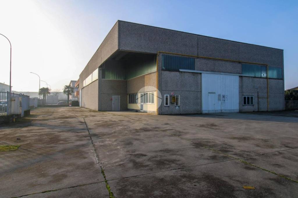 locale commerciale in vendita a San Martino in Strada