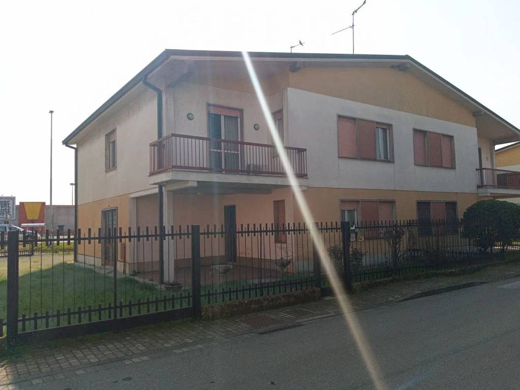 casa indipendente in vendita a Sant'Angelo Lodigiano