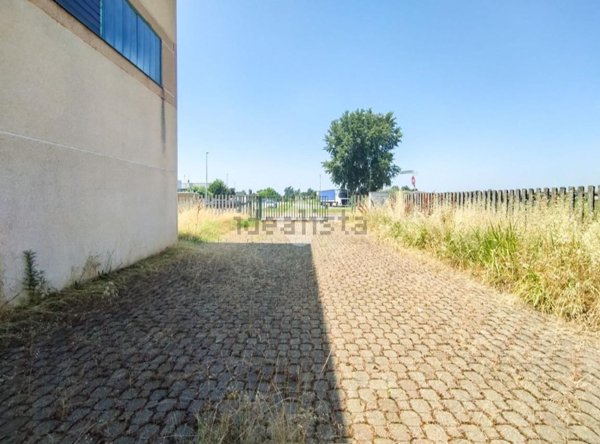 locale commerciale in vendita a Sant'Angelo Lodigiano