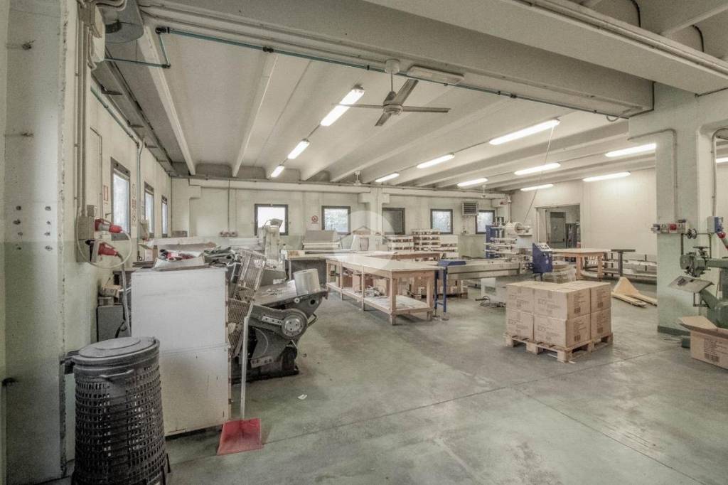 locale commerciale in vendita a Secugnago