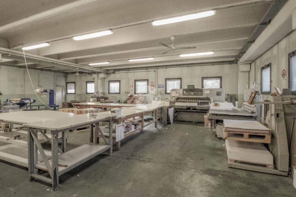 locale commerciale in vendita a Secugnago