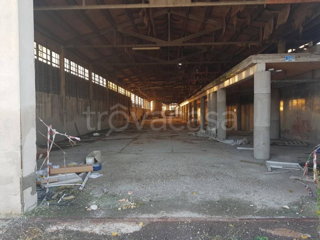 locale commerciale in vendita a Somaglia