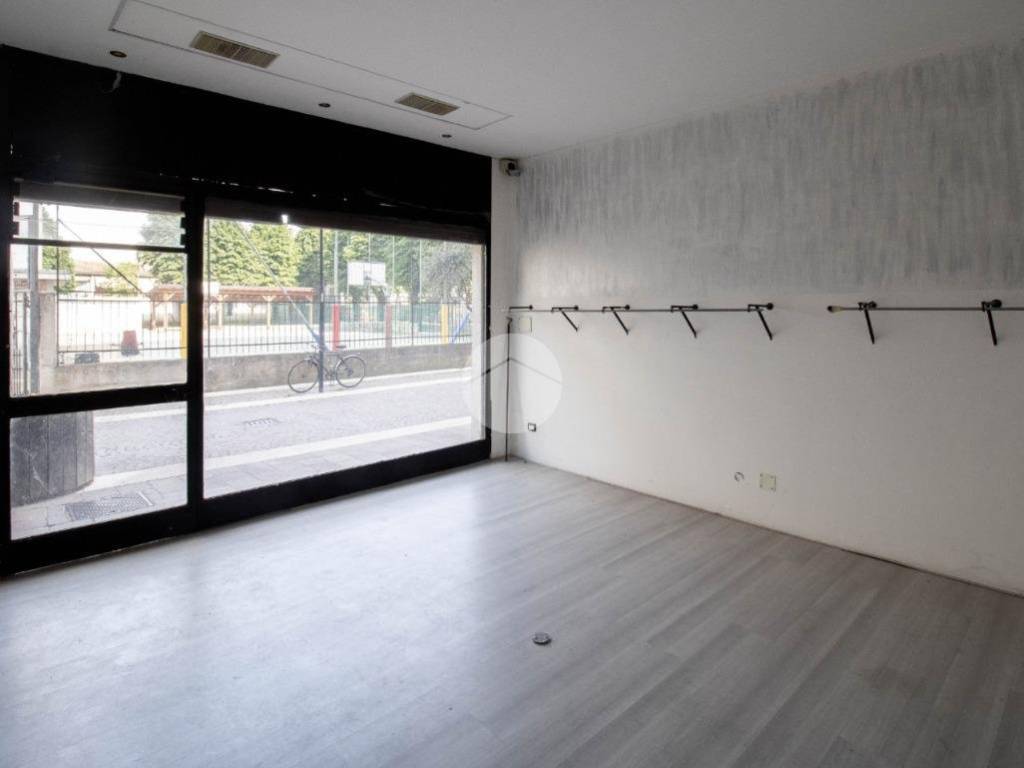 negozio in vendita a Tavazzano con Villavesco in zona Tavazzano
