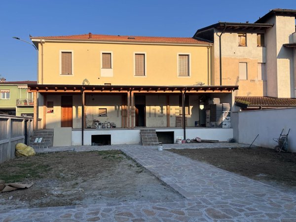 casa indipendente in vendita a Tavazzano con Villavesco in zona Tavazzano