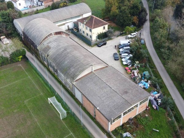 locale commerciale in vendita a Turano Lodigiano