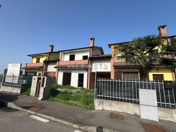 casa indipendente in vendita a Valera Fratta