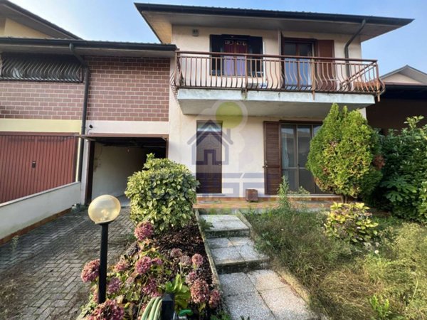 casa indipendente in vendita a Valera Fratta