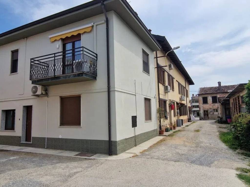 casa indipendente in vendita a Zelo Buon Persico in zona Mignete