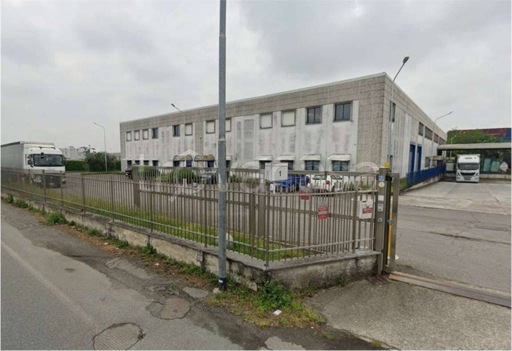 negozio in vendita a Zelo Buon Persico