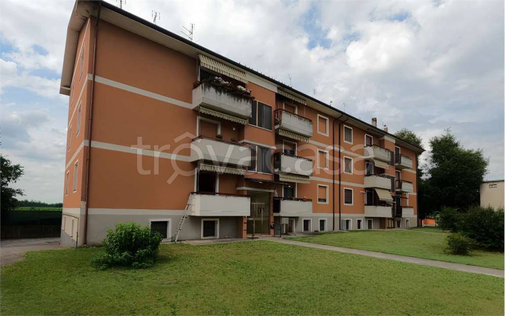 appartamento in vendita a Castelgerundo in zona Camairago
