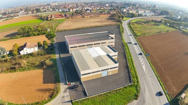 locale commerciale in vendita a Pozzolo Formigaro