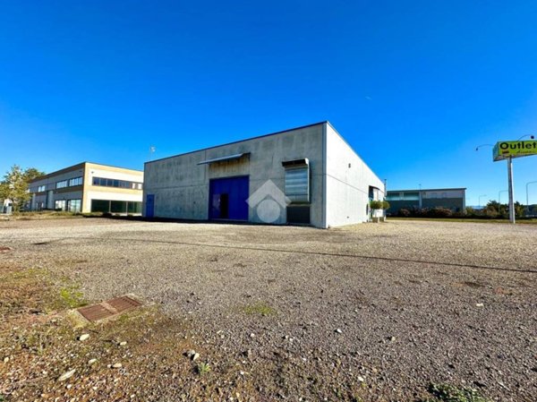 locale commerciale in vendita a Pozzolo Formigaro