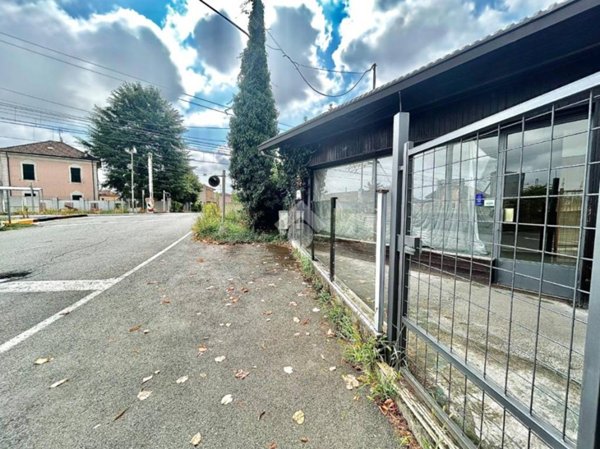 locale commerciale in vendita a Pozzolo Formigaro