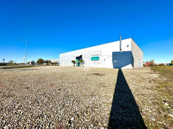 locale commerciale in vendita a Pozzolo Formigaro