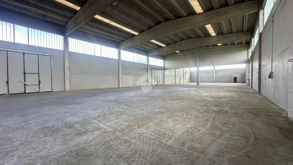 locale commerciale in vendita a Pozzolo Formigaro in zona Bettole di Pozzolo