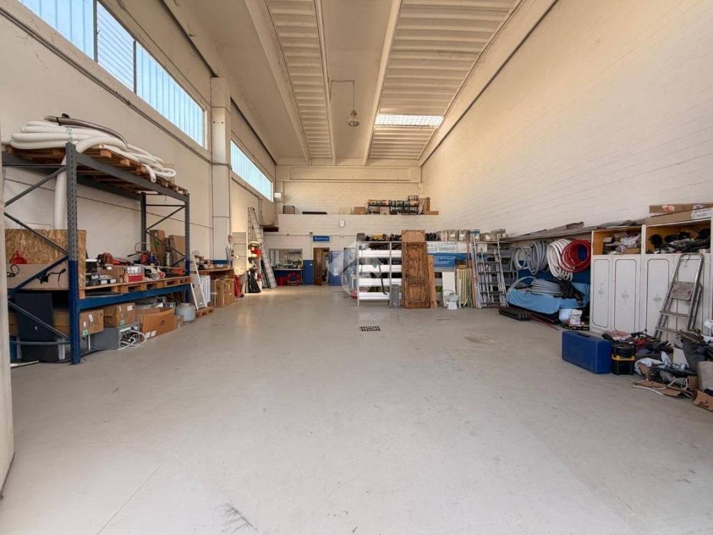 locale commerciale in vendita a Pozzolo Formigaro