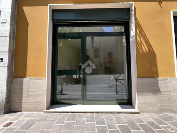 negozio in vendita a Sale